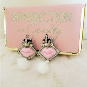 Pink lips / white feathers